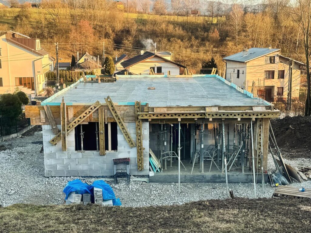 V Gbeľanoch pri Žiline sme dokončili vymurovanie prvého nadzemného podlažia a zaliali sme naviazanú deku a pokračujeme druhým nadzemným podlažím 💪♻️🏡