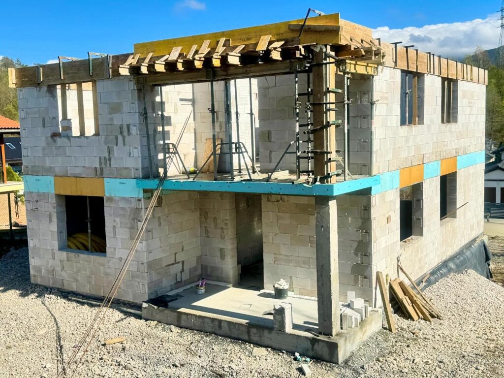 V Gbeľanoch sme dokončili vymurovanie 2-nadzemného podlažia spolu s priečkami a máme nachystané na zaliatie vencov a stĺpu 💪♻️🏡