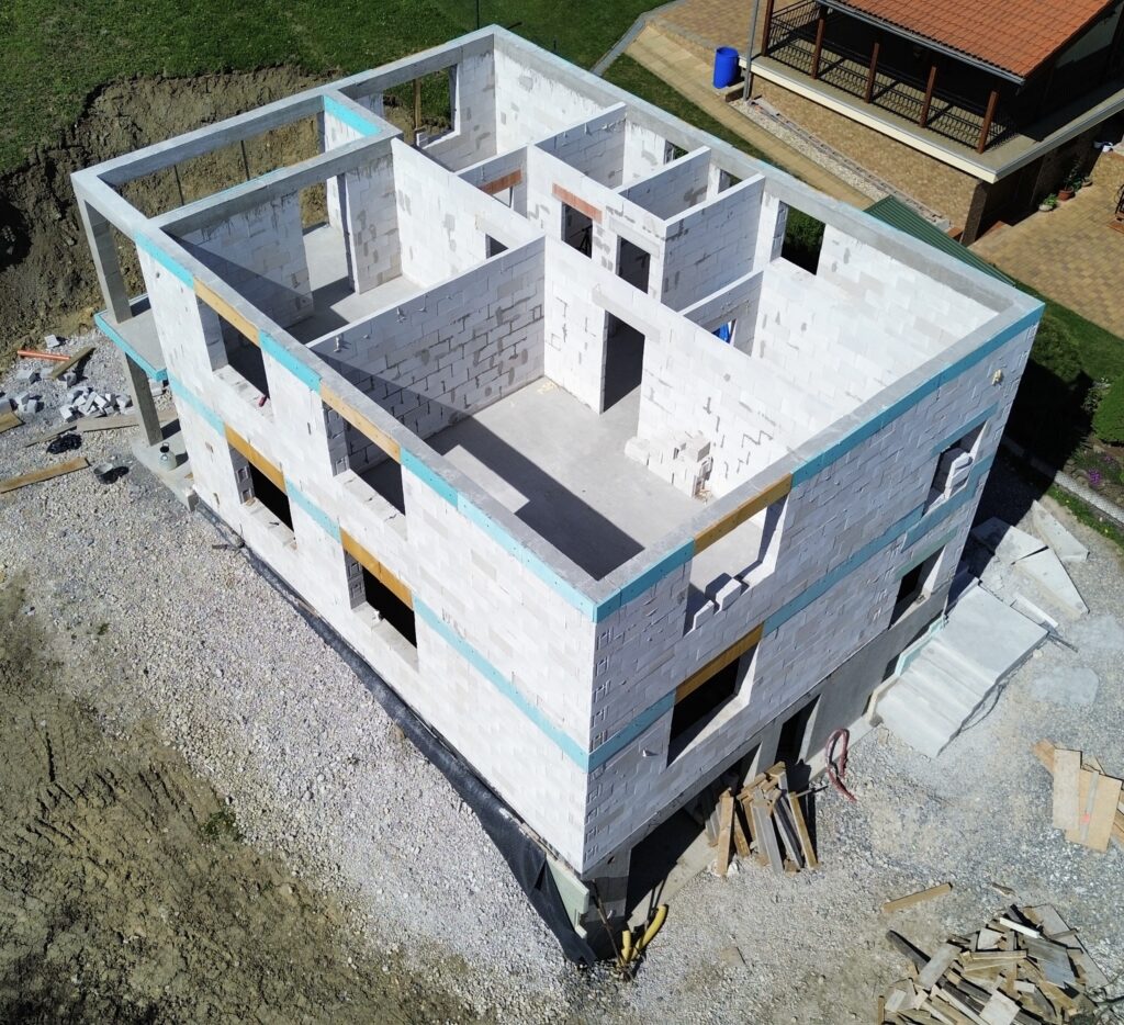 V Gbeľanoch máme zaliaté vence spolu so stĺpom 💪♻️🏡 ✅ Vybrali ste si dom z iného zdroja alebo dokonca máte svoj vlastný projekt? ✅ Zašlite nám ho na bezplatné nezáväzné nacenenie a “Dajte Zelenú vášmu Bývaniu”