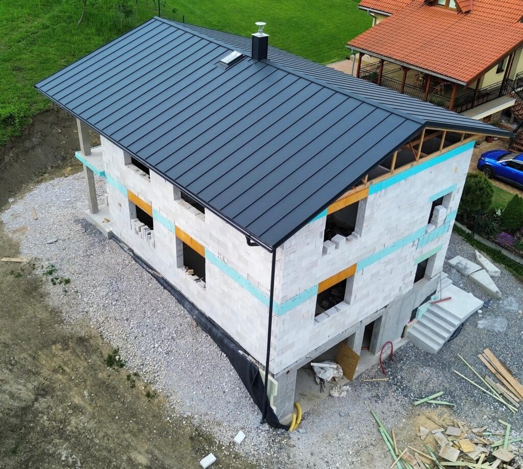 V Gbeľanoch sme dokončili hrubú stavbu na komplet💪♻️🏡